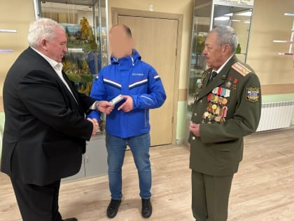 Участнику СВО вручили удостоверение Всероссийской общественной организации ветеранов «БОЕВОЕ БРАТСТВО»
