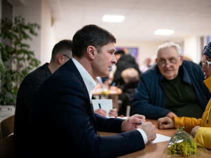 Владимир Волков провел повторную встречу с жителями в формате выездной администрации в деревне Люберец