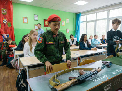 В Люберецкой гимназии провели мастер-класс по сборке и разборке автомата Калашникова