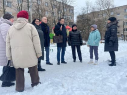 Заместитель главы Лобни Павел Сибарсов встретился с жителями улицы Чехова