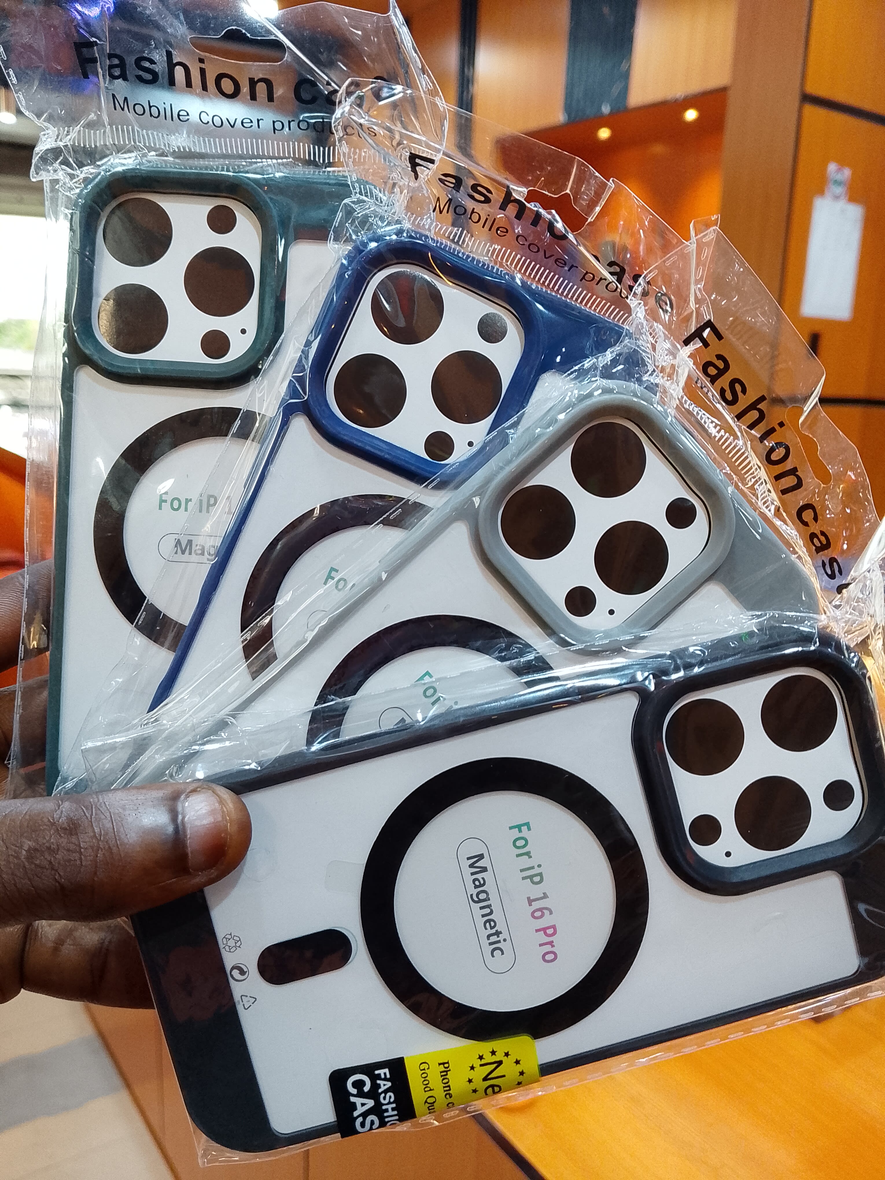 iPhone 16pro magnetic silicone pouch