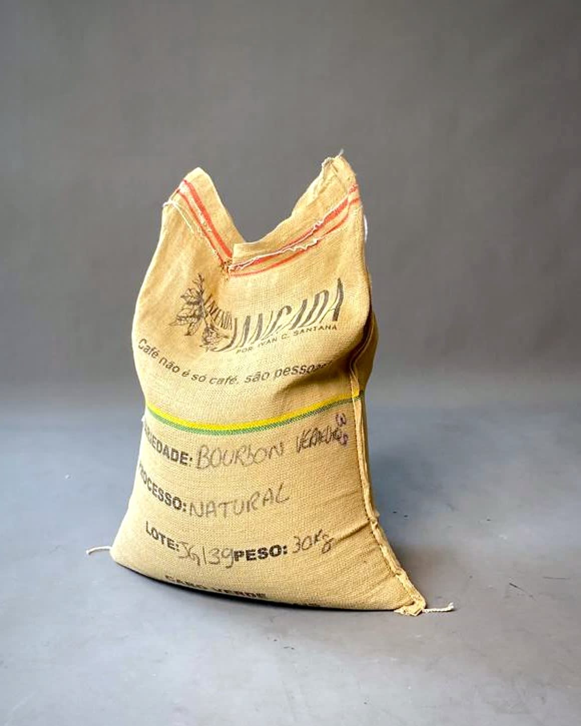 Saca de juta da Fazenda Jangada, de Ivan C. Santana, com a variedade Bourbon e o processo natural escritos à mão