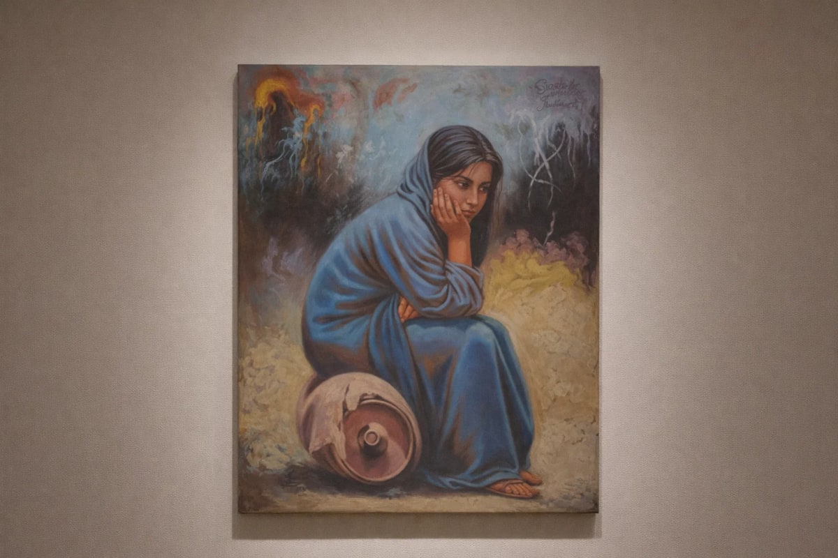 لوحة فنية إنسانية لفتاة جالسة — أسلوب تعبيري