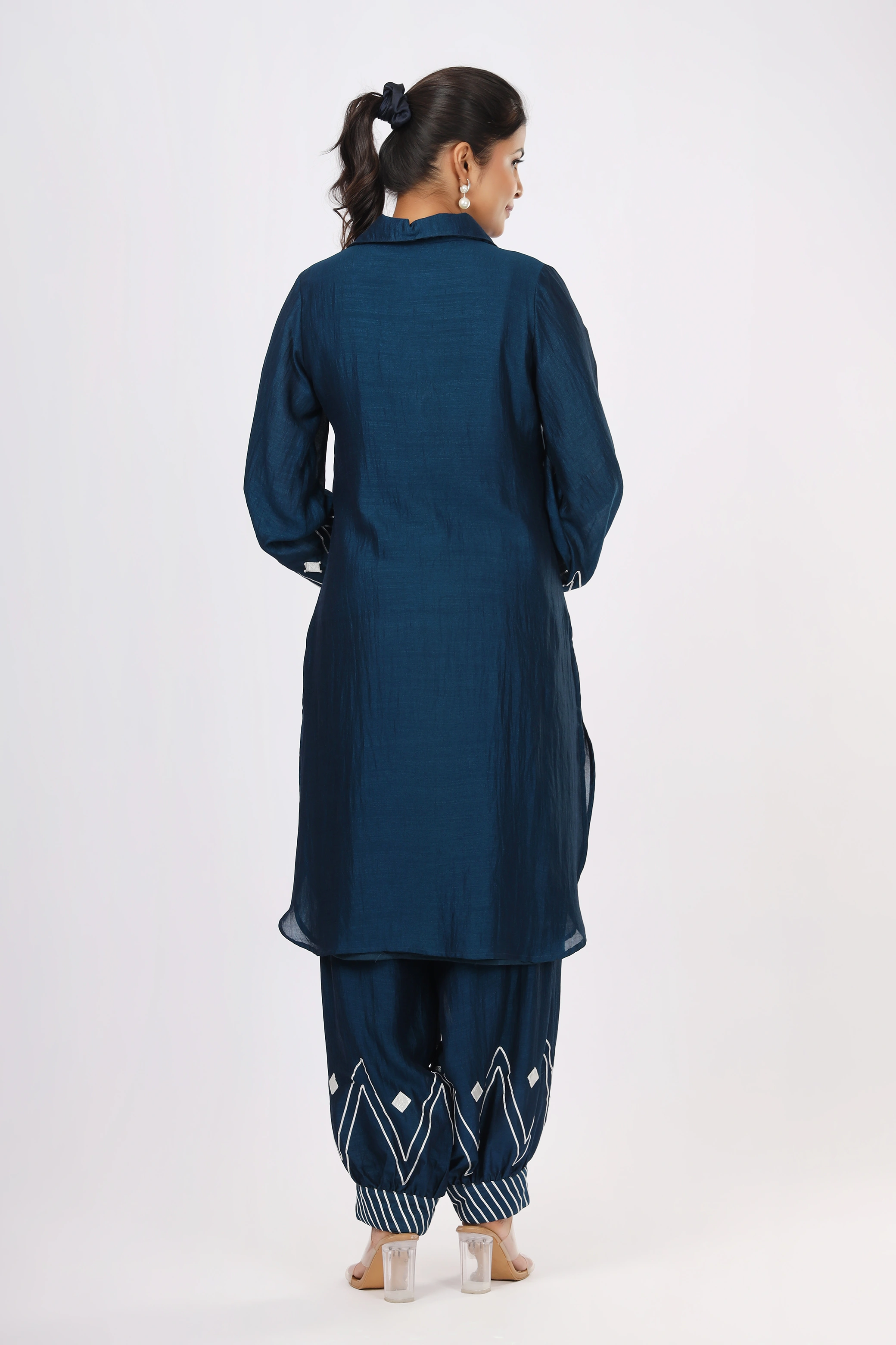 VGlame Solid V Silk Two-Piece Kurta Set with Collar Neck & Sikki Gota Detailing alternate view