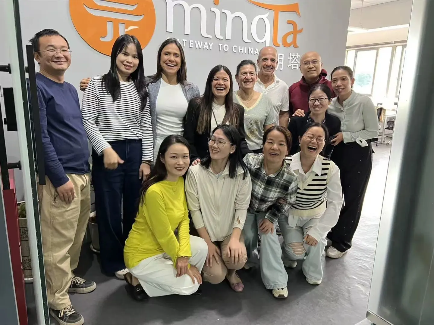 Equipo binacional de Mingta en la oficina de China