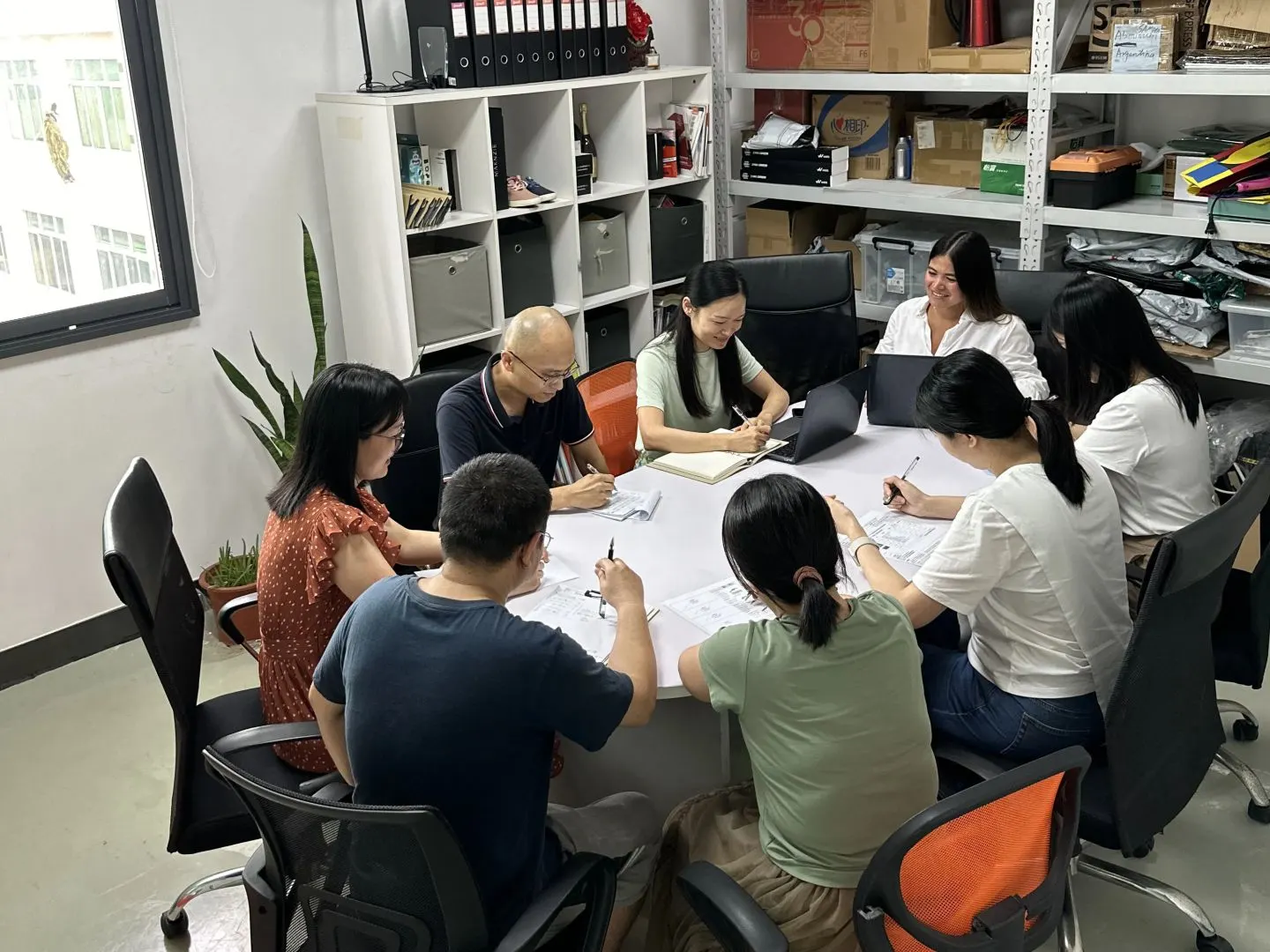Equipo de Mingta trabajando en la oficina de Shenzhen