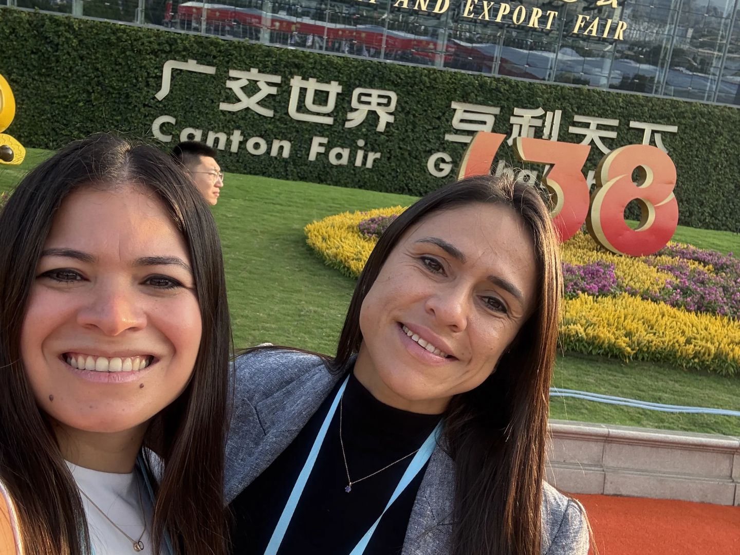 Empresarios recorriendo la Feria de Cantón en contacto directo con proveedores