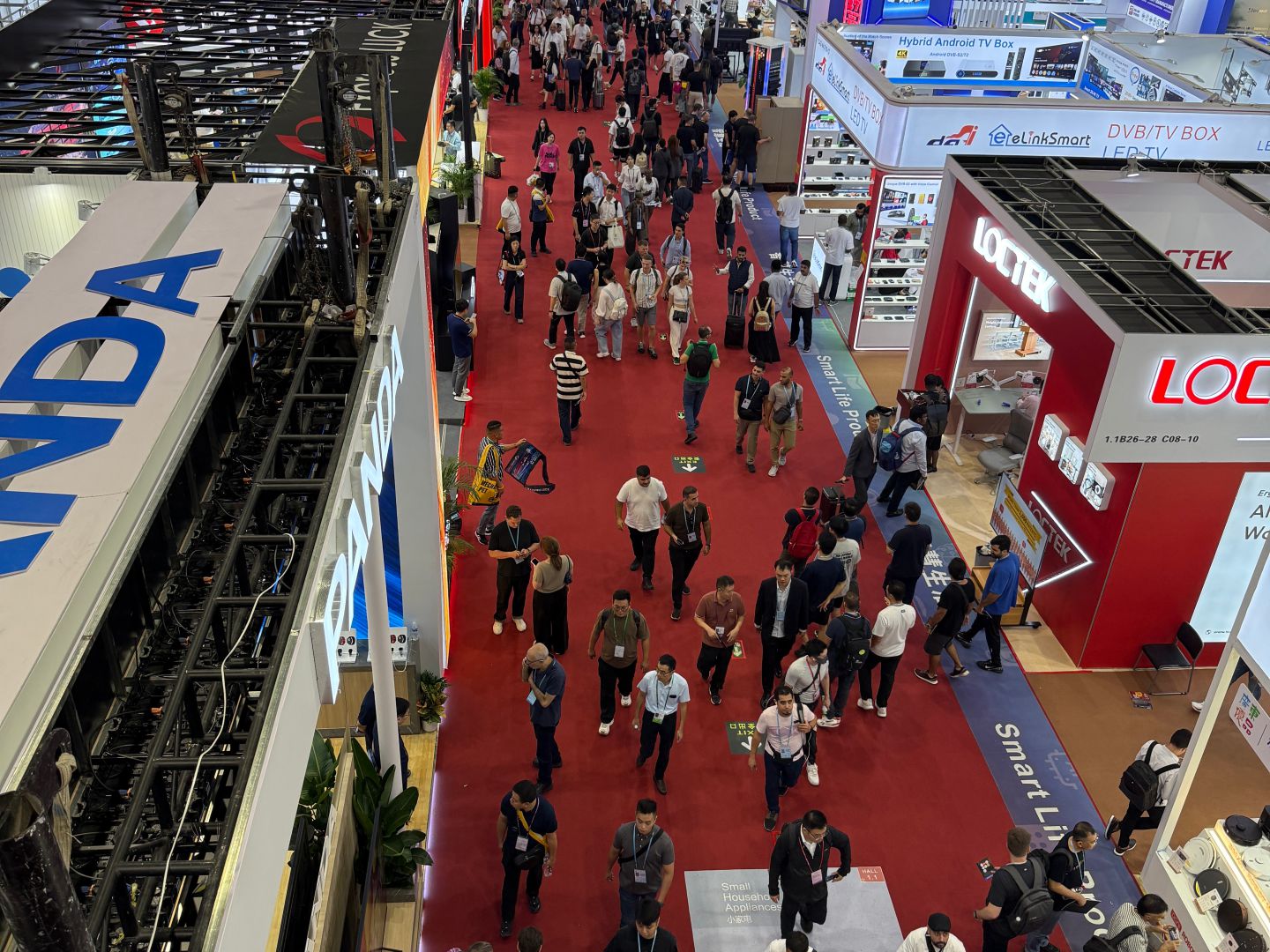 Empresarios evaluando productos con proveedores en la Feria de Cantón