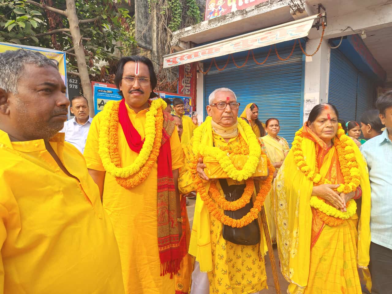 शोभा यात्रा में भक्तों के साथ आचार्य जी