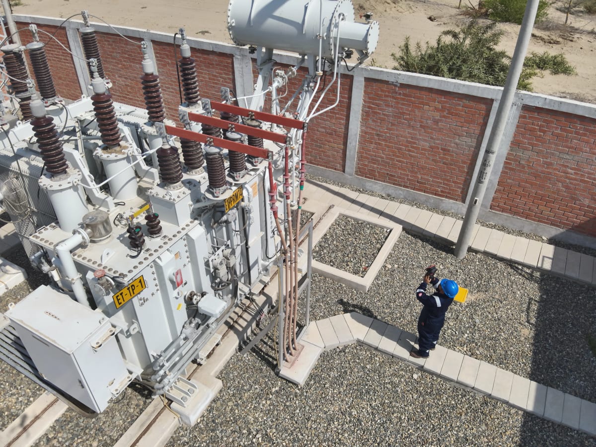 Dron inspeccionando líneas eléctricas
