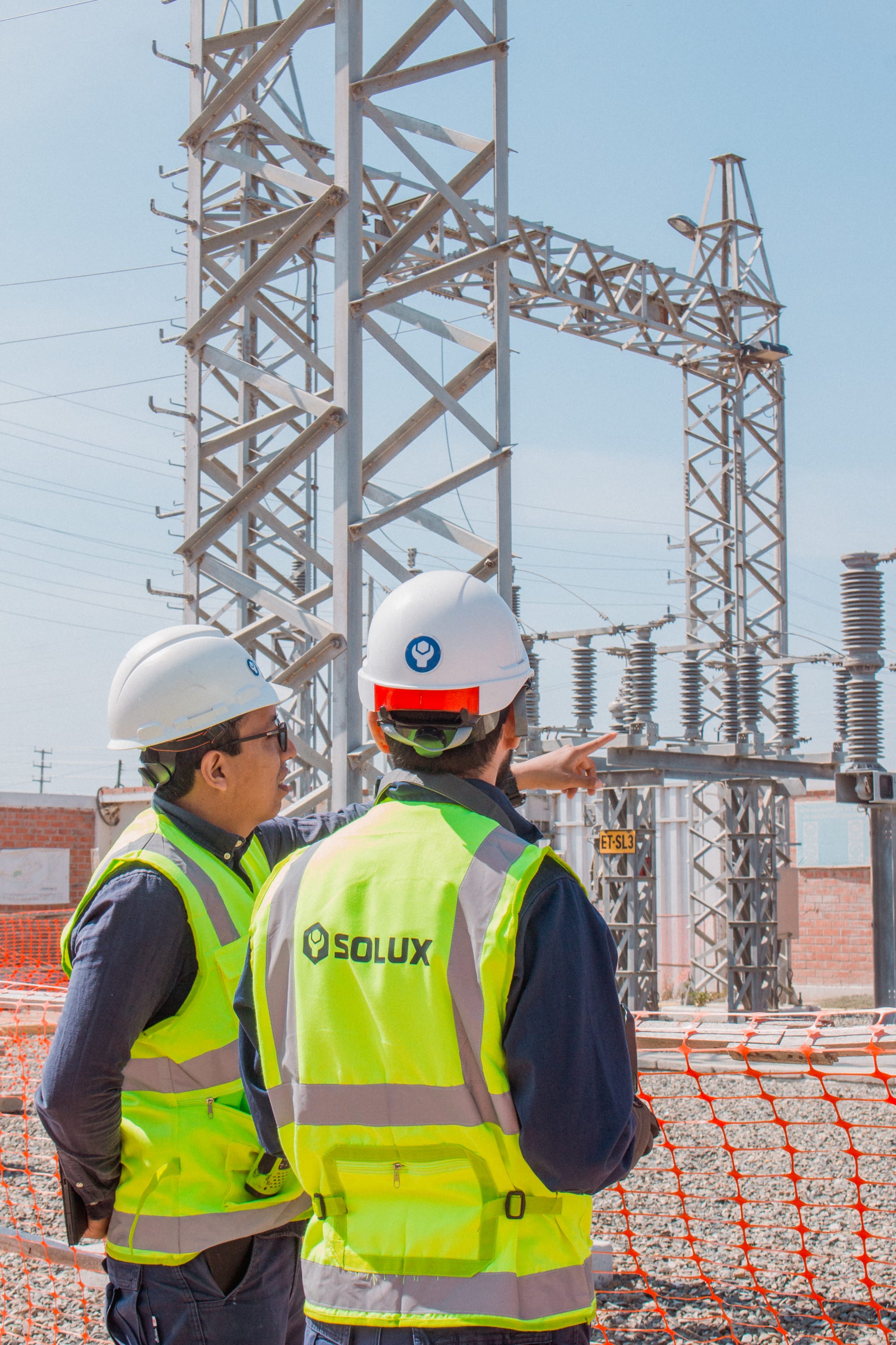 Técnicos electricistas realizando la inspección de un banco de condensadores
