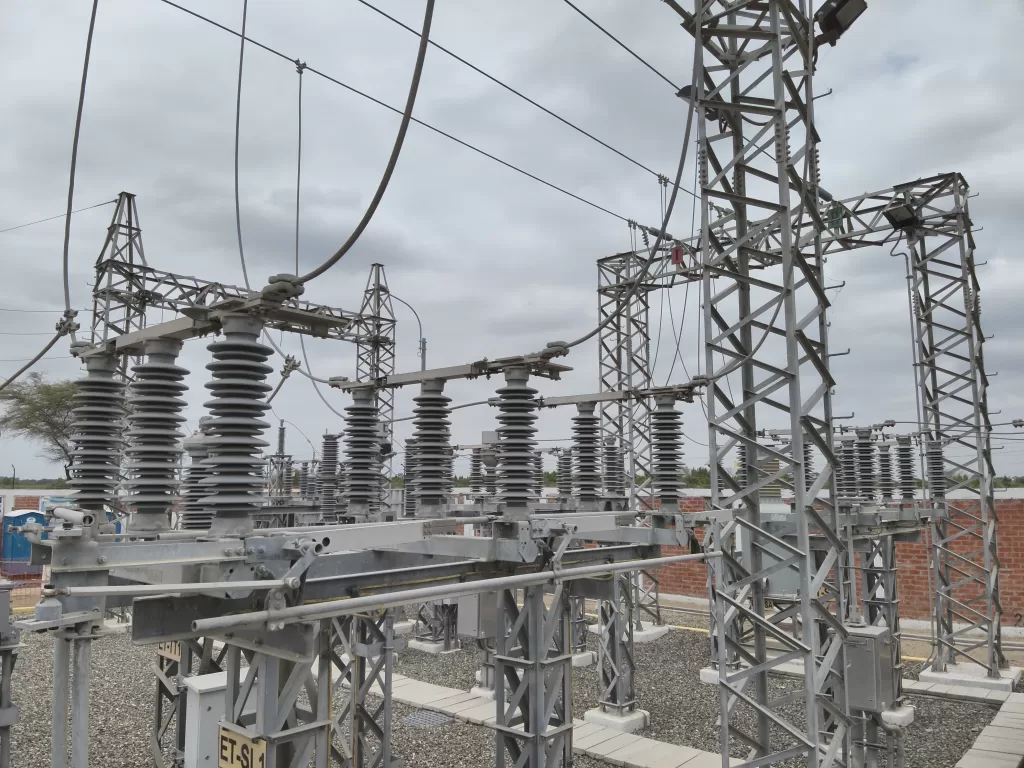 Fotografía de dispositivos de patio de subestación eléctrica 60kV