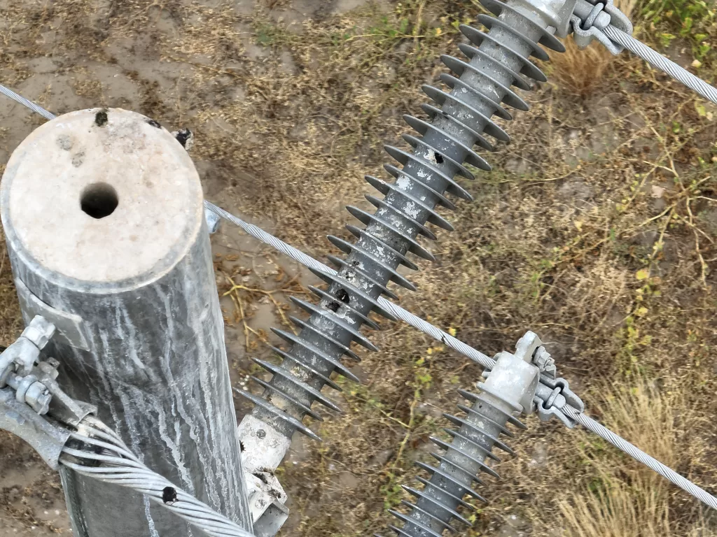 Fotografía de detalle de aislador de línea de 60kV con heces de aves