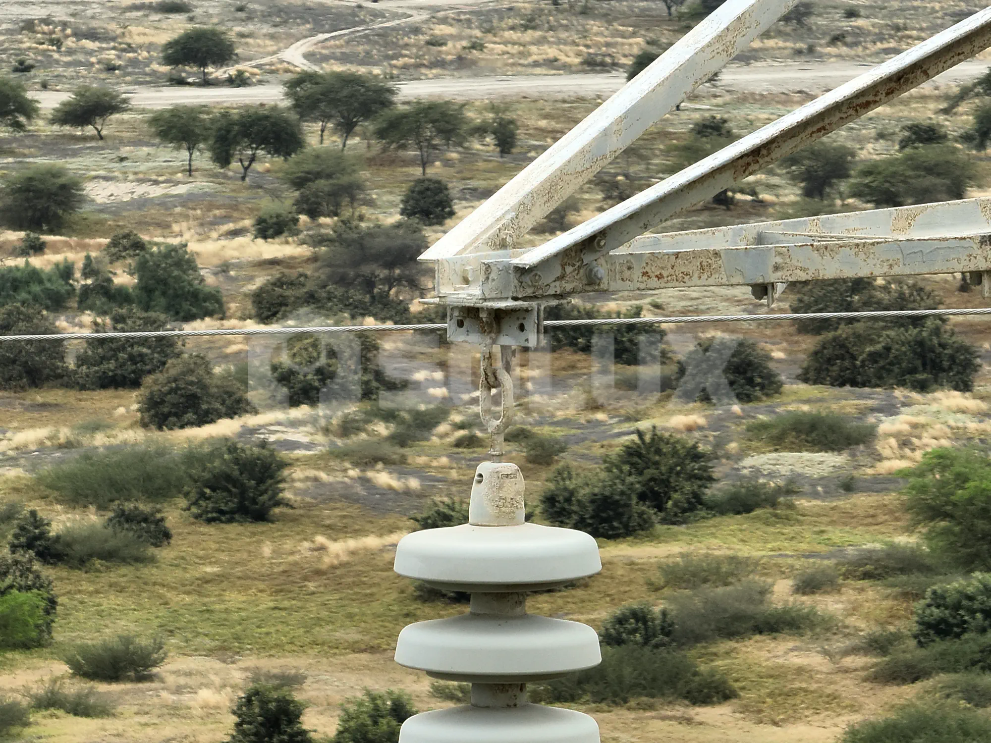 Corrosión en grilletes y elementos de sujeción de aisladores en una torre de alta tensión