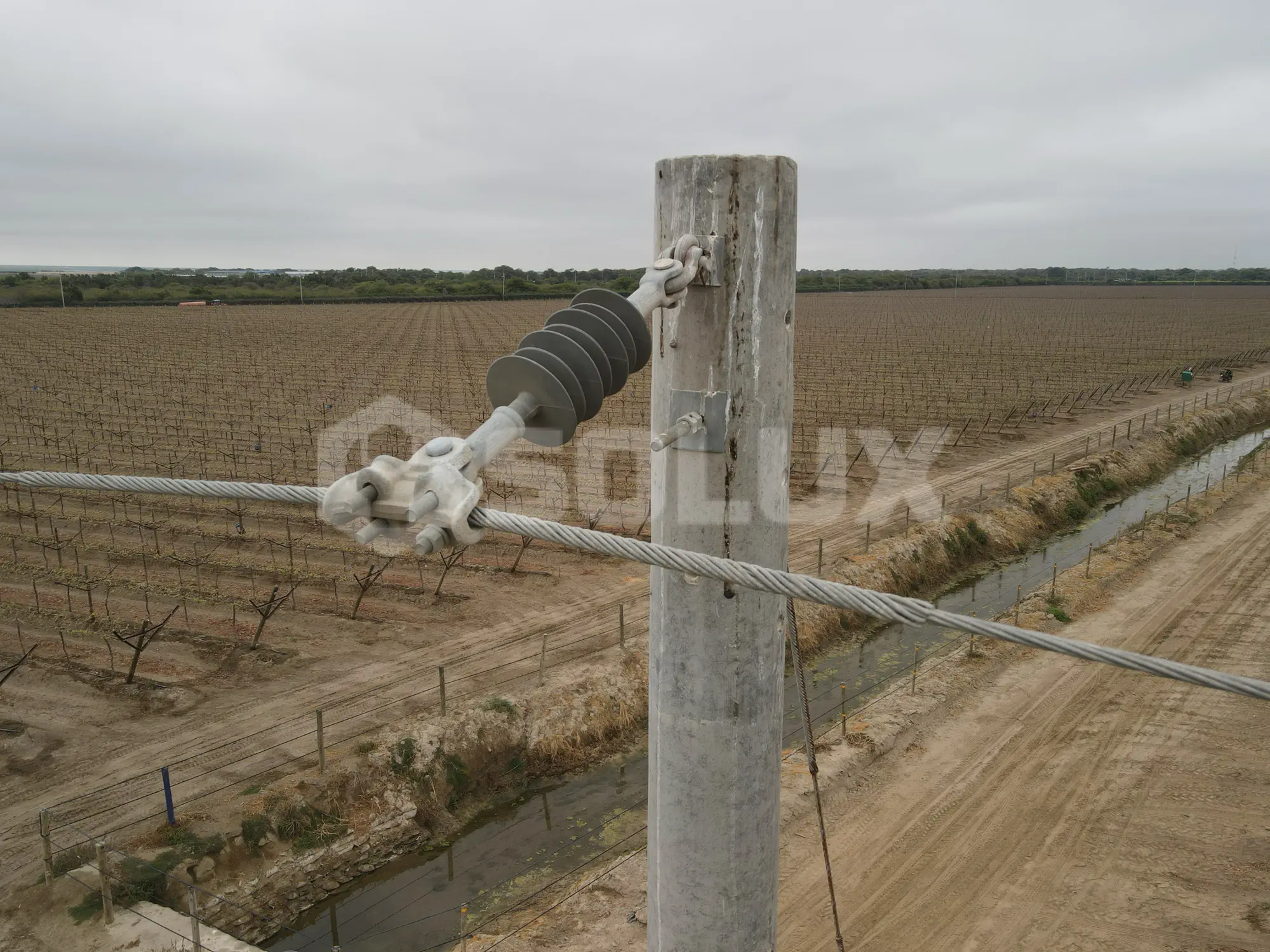 Grapa de suspensión de línea eléctrica sin tuercas de sujeción