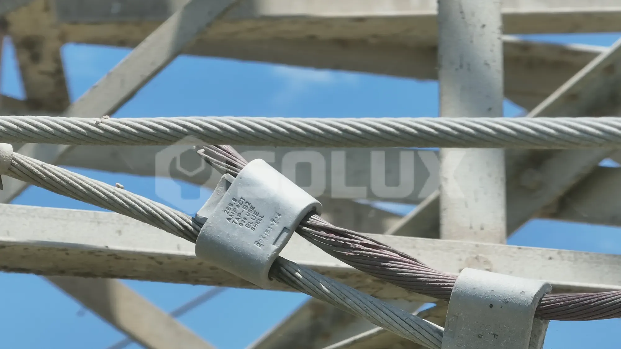Cable de cobre desnudo deshilachado entre conectores ampact