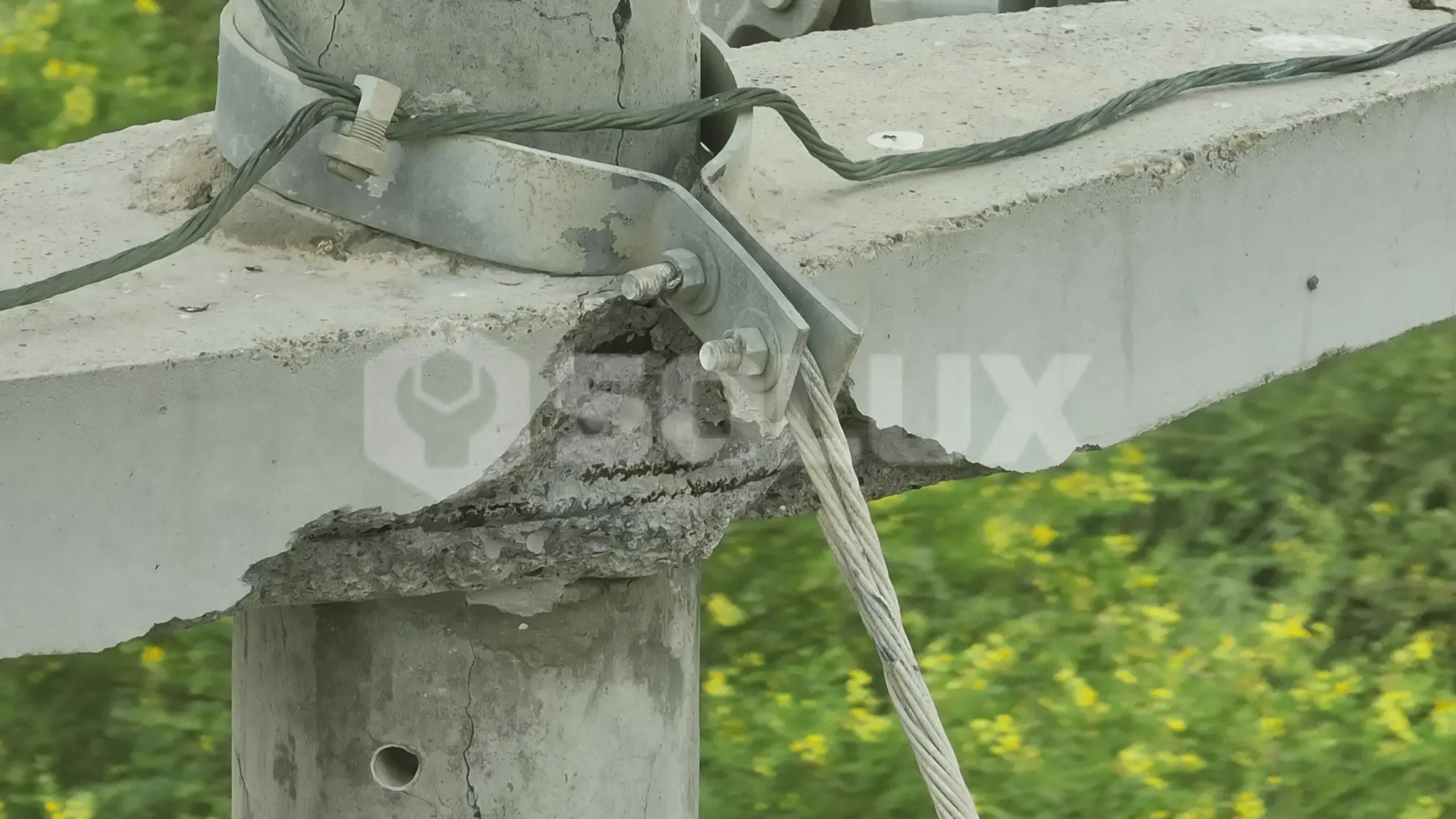 Estructura de distribución eléctrica de concreto con fractura