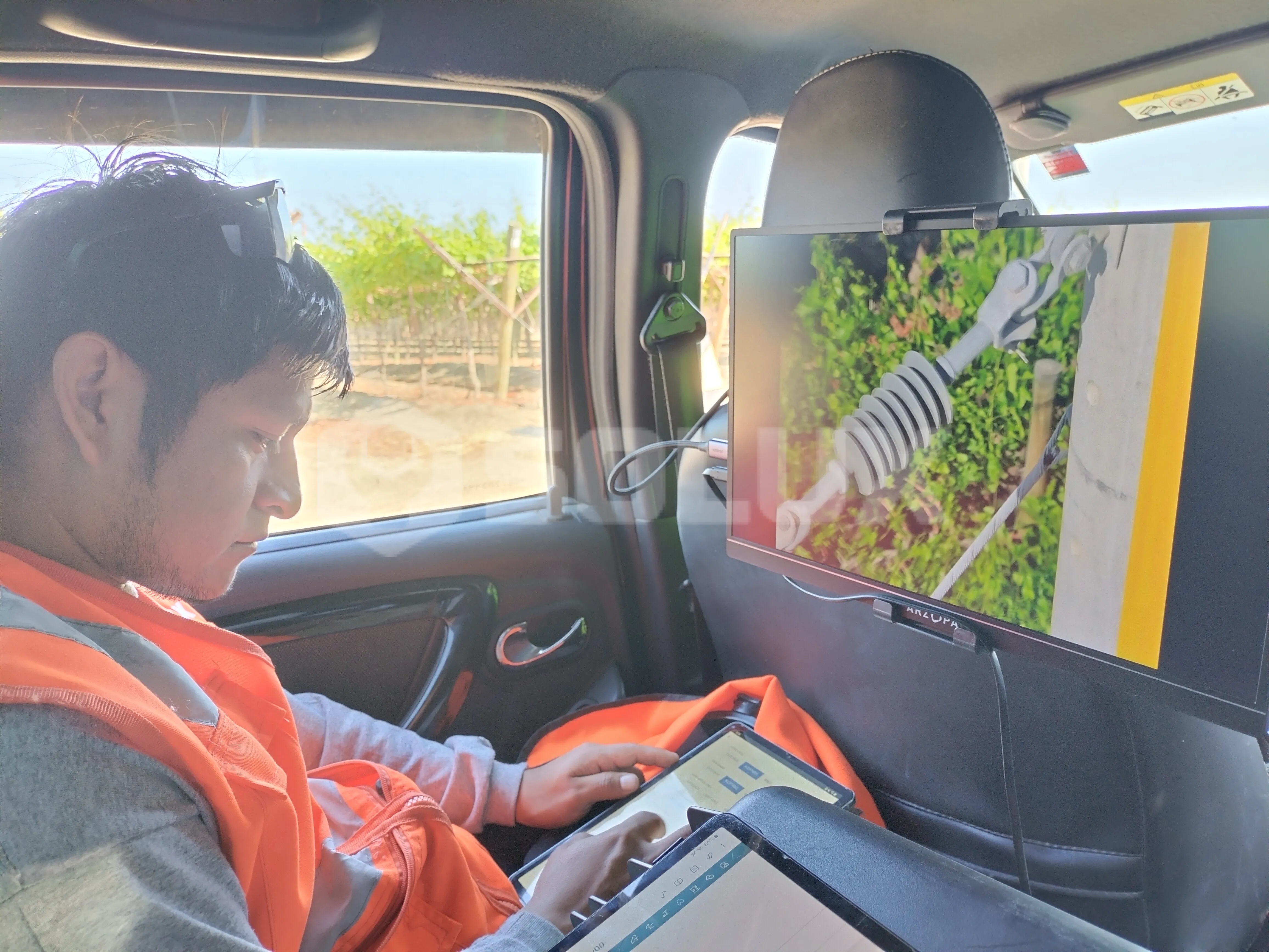 Operador de datos realizando el registro de anomalías y la comprobación de las imágenes obtenidas durante el vuelo.