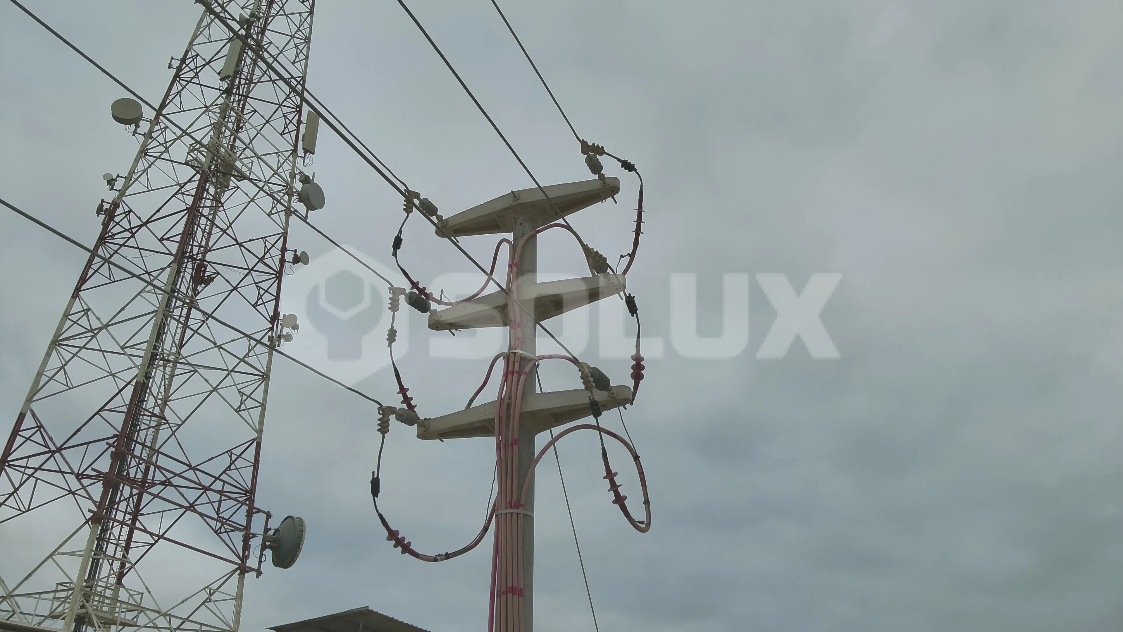 Estructura de distribución eléctrica de 22.9kV próxima a torre de comunicaciones.