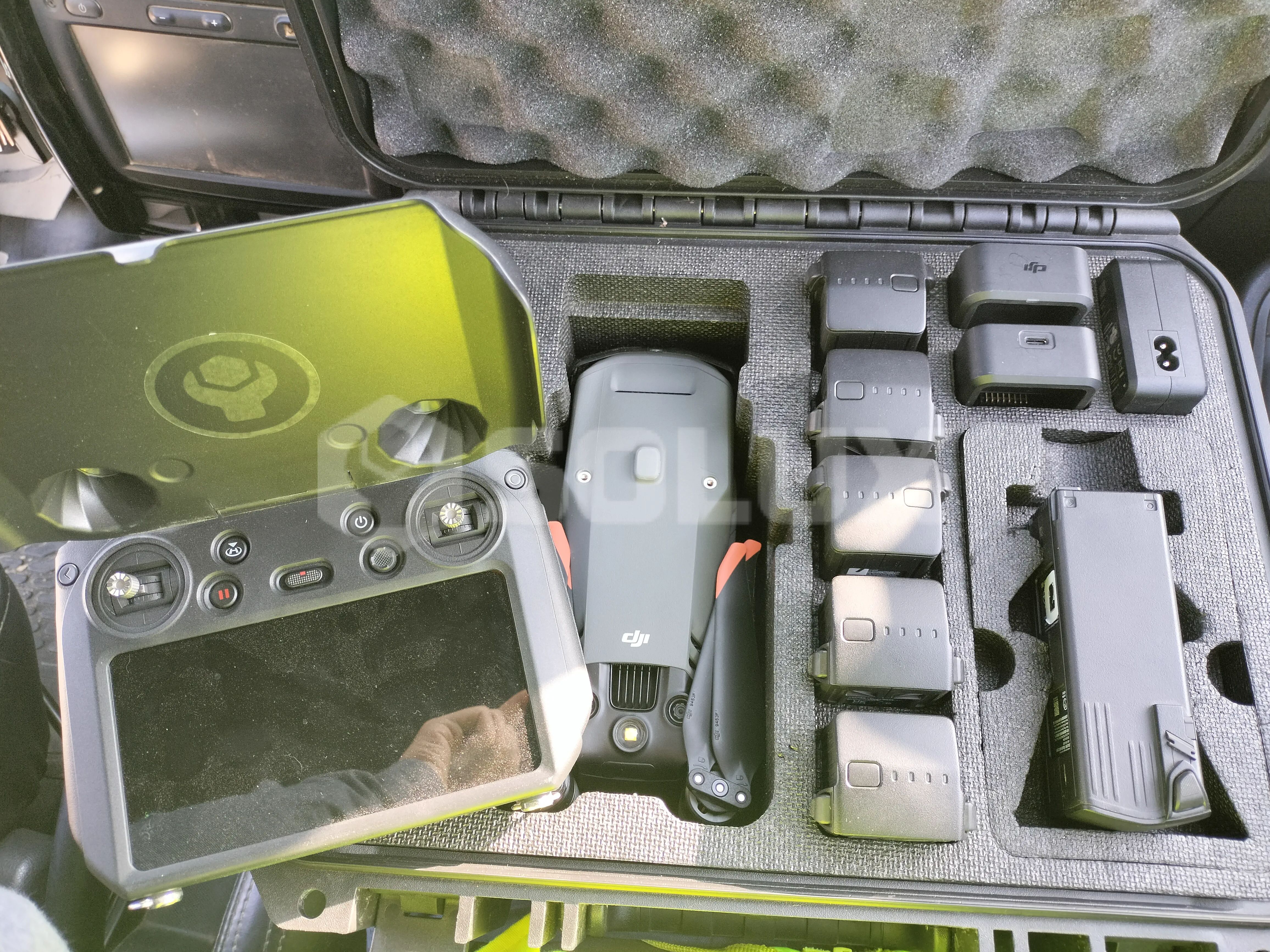 Maleta de dron Mavic 3 Enterprise Thermal con kit de baterías suficientes para inspeccionar una línea eléctrica de 50 estructuras en una sola jornada de 08 horas.