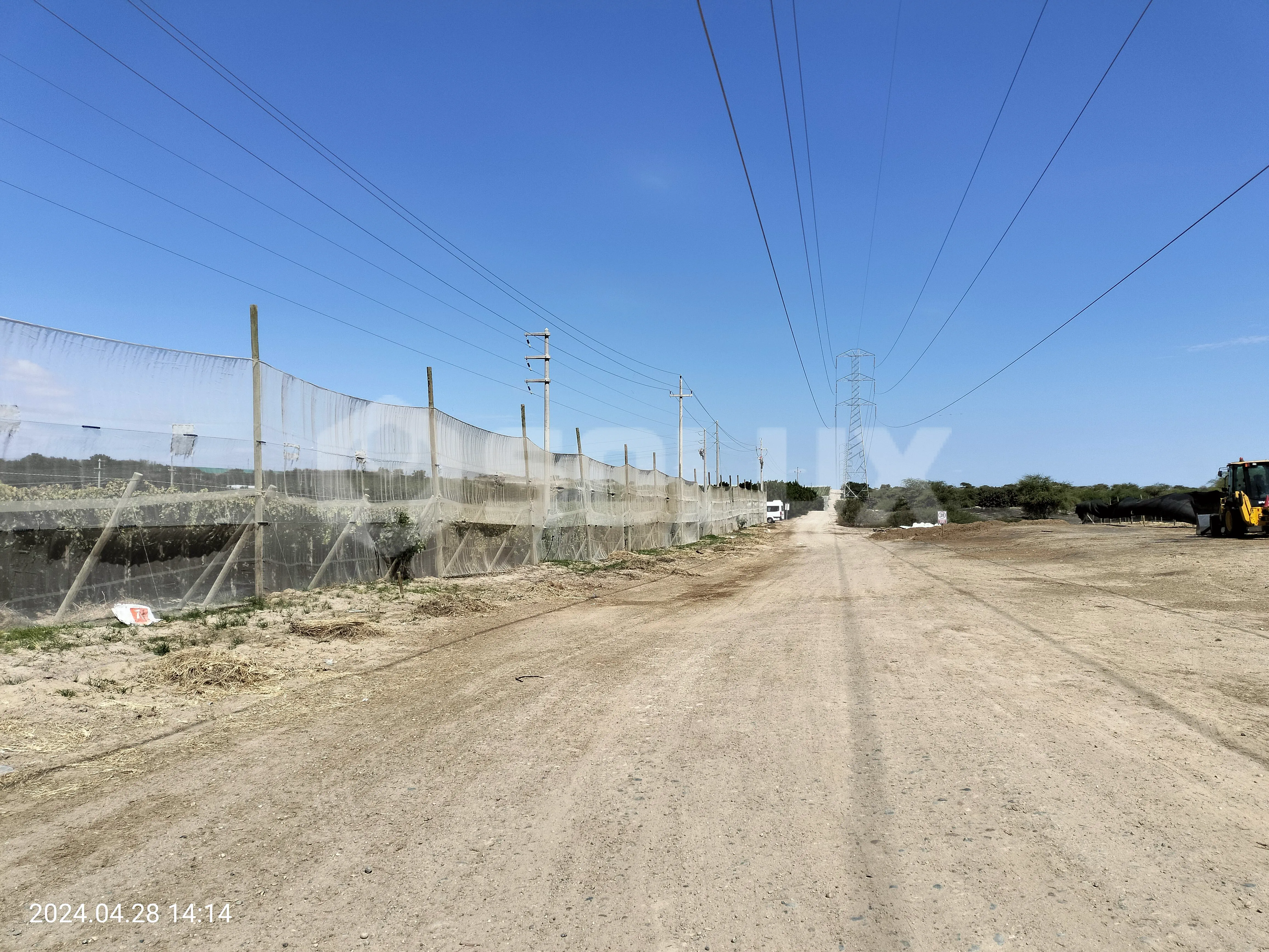 Línea eléctrica de distribución de 22.9kV próxima a línea de transmisión de 220kV