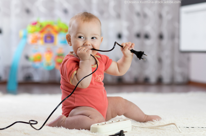 Baby kaut auf Kabel