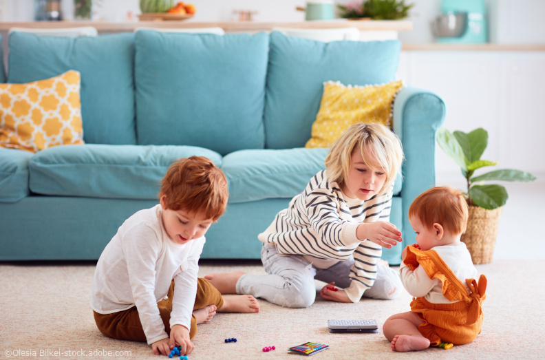 Kinder spielen, Kleinteile, Baby