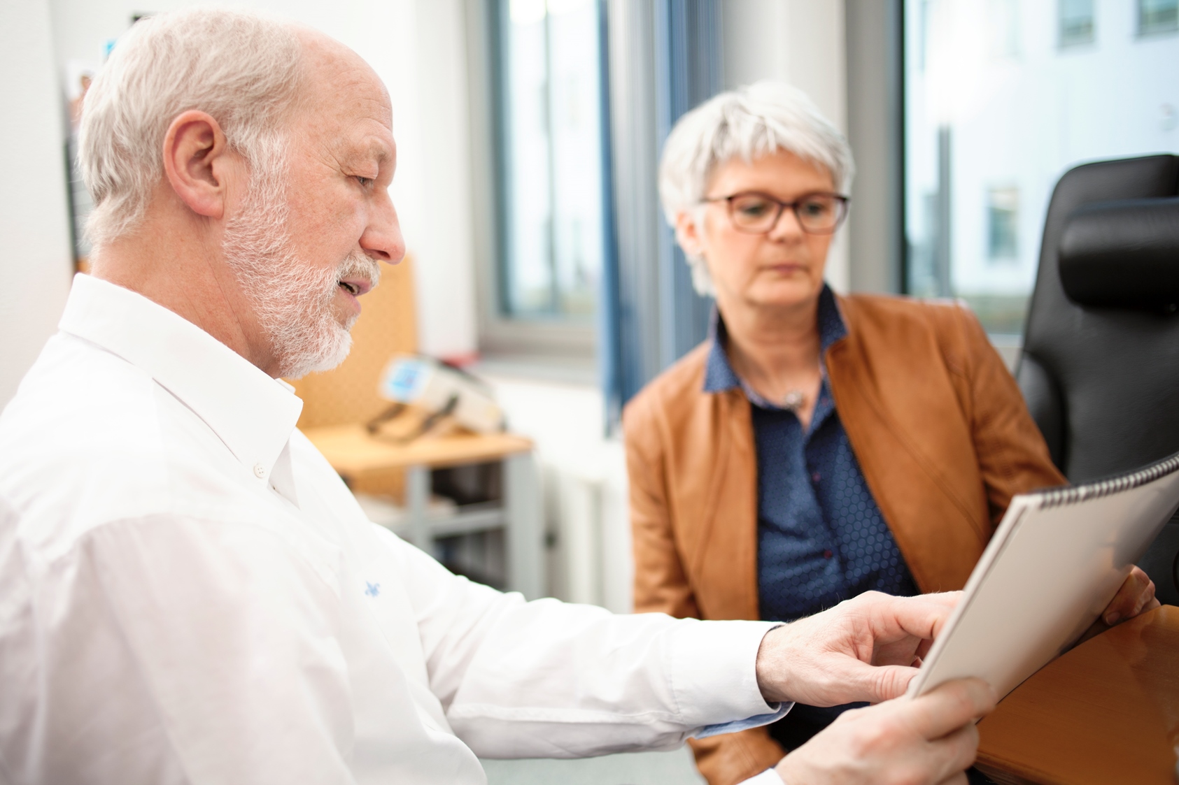 Augenarzt Norbert Körber im Patientengespräch