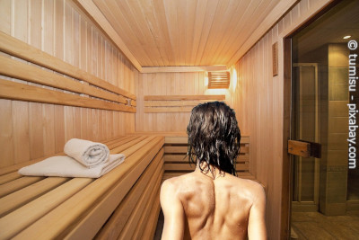 Menschen mit Hauterkrankungen wie Neurodermitis besuchen die Sauna bevorzugt in schubfreien Zeiten. Patienten mit Schuppenflechte dürfen ebenfalls in die Sauna, solange sie keine juckenden, nässenden oder offenen Hautstellen haben. 