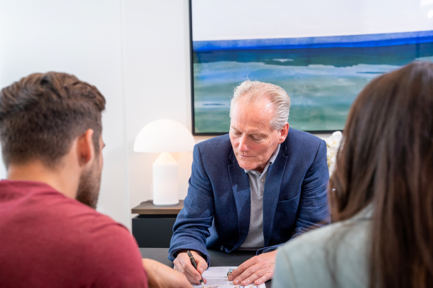 Dr. med. Patrick Bauer Spezialisierter Facharzt für Brustvergrösserung, Bruststraffung und Brustverkleinerung