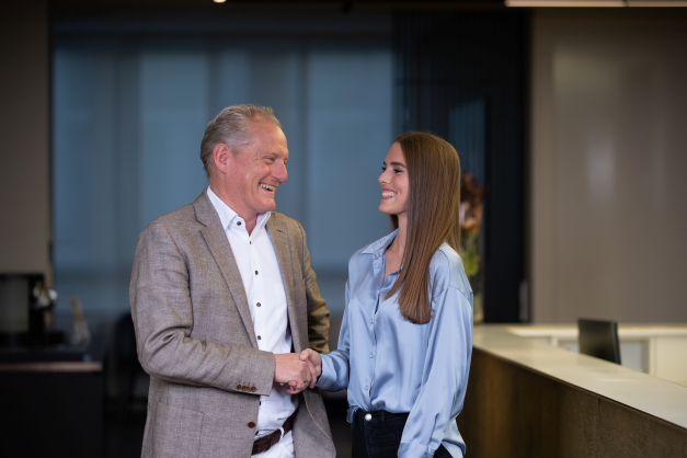 Dr. med. Patrick Bauer Spezialisierter Facharzt für Brustvergrösserung, Bruststraffung und Brustverkleinerung