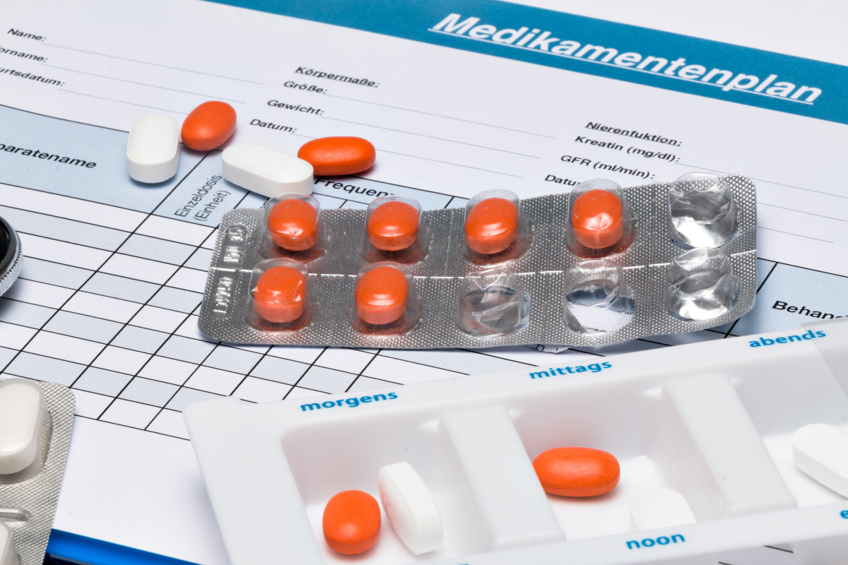 Mit einem Medikamentenplan haben zum einen die Patienten und Patientinnen einen guten Überblick, zum anderen können Ärzte, Ärztinnen und Apotheker:innen mögliche Wechselwirkungen bei Neumedikationen verhindern. | © Henrik Dolle - stock.adobe.com Mit einem Medikamentenplan haben zum einen die Patienten und Patientinnen einen guten Überblick, zum anderen können Ärzte, Ärztinnen und Apotheker:innen mögliche Wechselwirkungen bei Neumedikationen verhindern.