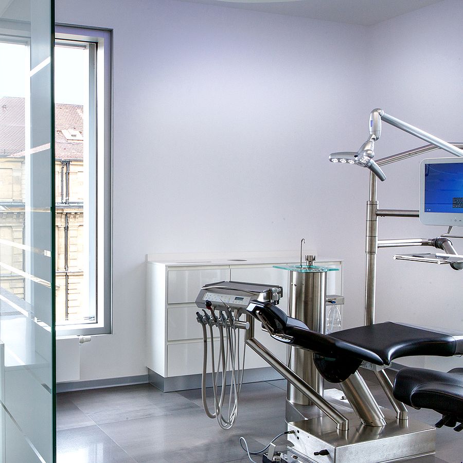 Behandlungszimmer schwarz - Dr. Sonnenberg Kieferorthopädie