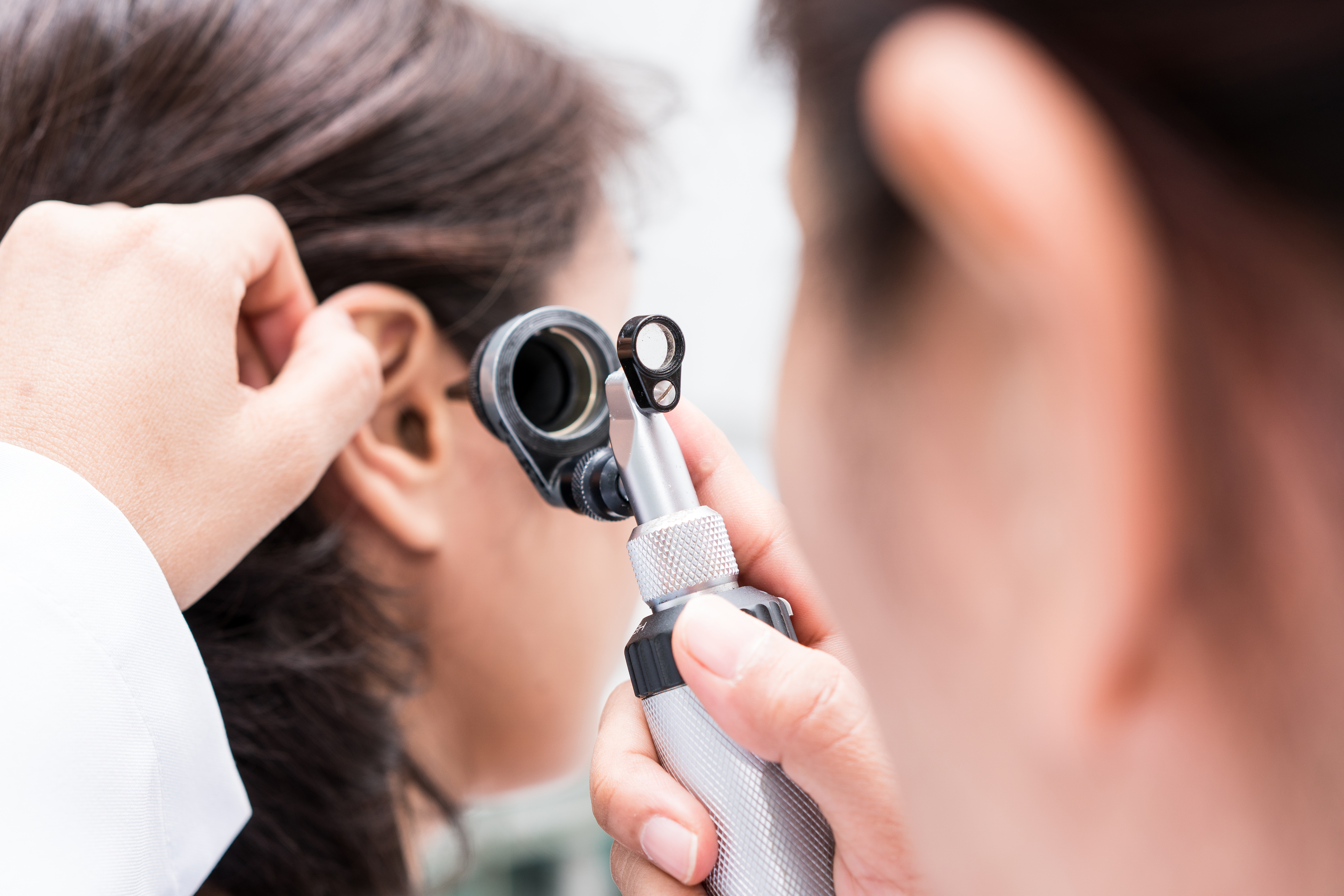 Ohruntersuchung von Patient bei einem HNO Arzt