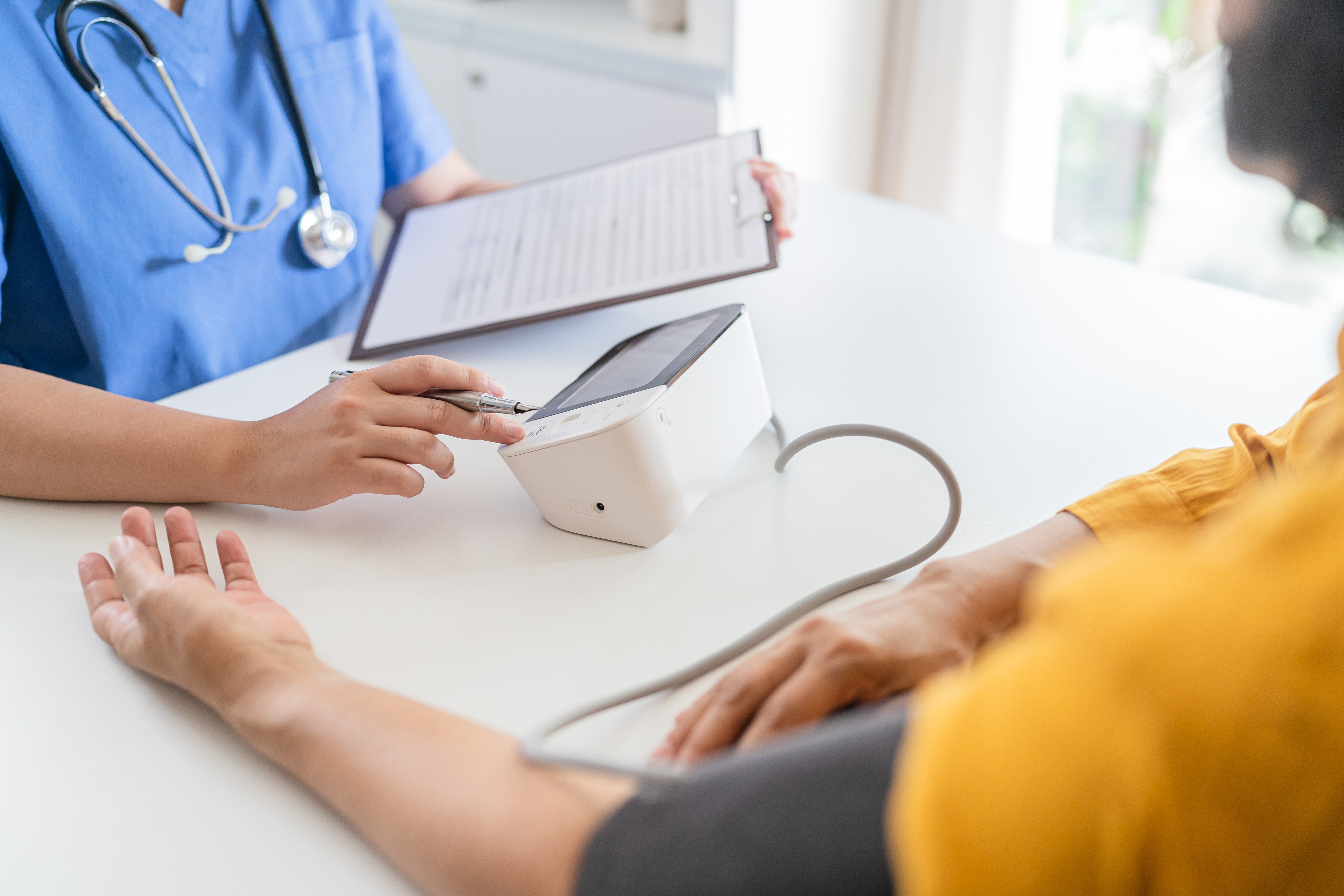 Blutdruckmessung am Patienten und EKG Erläuterung