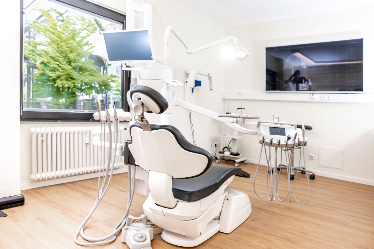 Behandlungszimmer - Zahnarzt Köln-Ehrenfeld | Zahnarztpraxis Dr. Lindner & Team