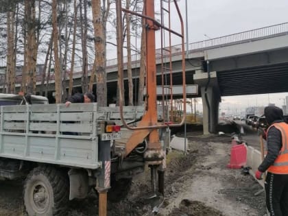 На обходе Тюмени под развязкой на Московском тракте строят дополнительную полосу движения