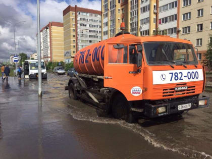 Коммунальщики Тюмени ведут активную работу по откачке дождевой воды