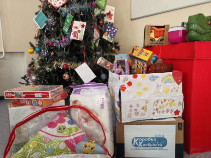 Маленькие пациенты инфекционной больницы принимали подарки от Деда Мороза