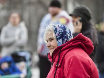 Владимир Якушев поздравил старшее поколение жителей УФО с Днём пожилых людей