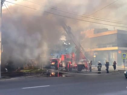 В Тюмени более 20 спасателей тушат горящий дом на улице Казанской