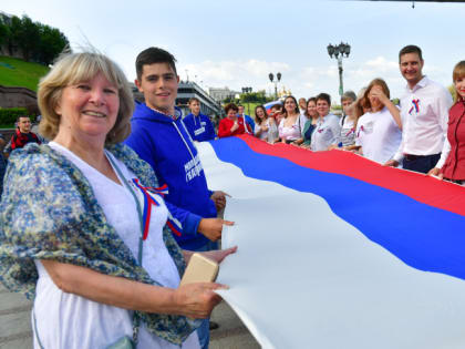 В Тюмени развернут триколор на площади 100 квадратных метров