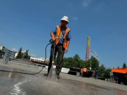 В Тюмени перед Днём города проводят уборку на Цветном бульваре