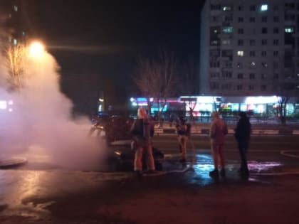 Вспыхнувший автомобиль потушили сотрудники МЧС на улице Пермякова в Тюмени