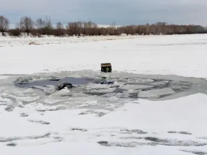 Трое мужчин провалились под лед на Петраковском озере