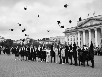 3100 дипломов в руках выпускников