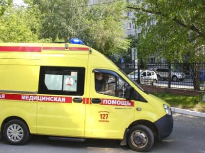 Человек лежит на проезжей части: куда звонить и как помочь