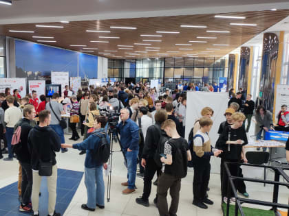 В первый день ярмарку трудоустройства в Тюмени посетили 1,5 тысячи человек