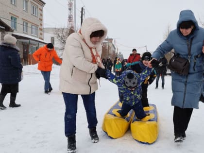 "Масленичный балаган" развернулся в начале улицы Ленина