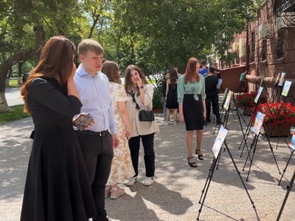 В Тюмени открылась выставка рисунков «Мир глазами детей Донбасса»